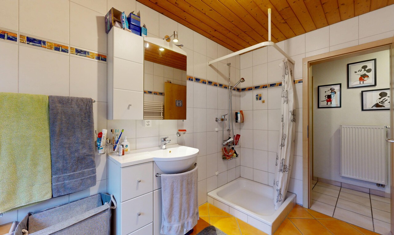 salle de bains avec salle de bain complète, inside property, douche, mur en carrelage, et tile wall