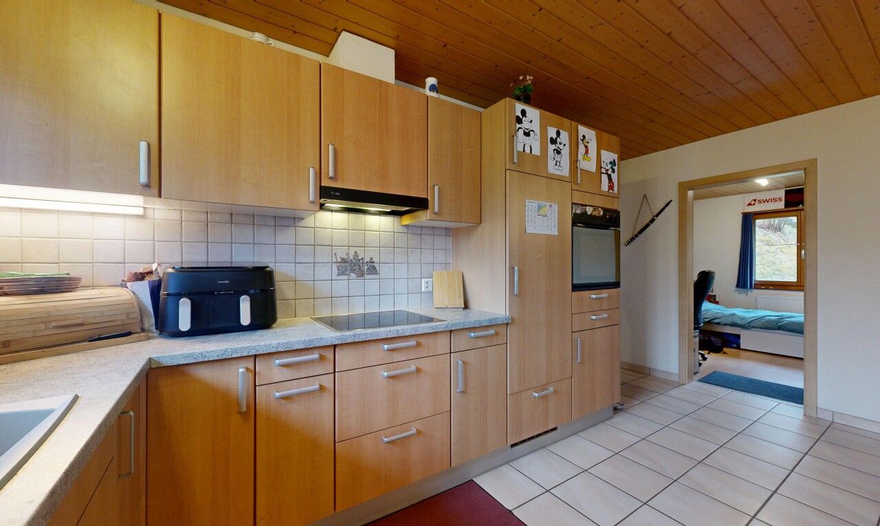 cuisine avec light floor, plafond en bois, wood ceiling, light countertops, et inside property