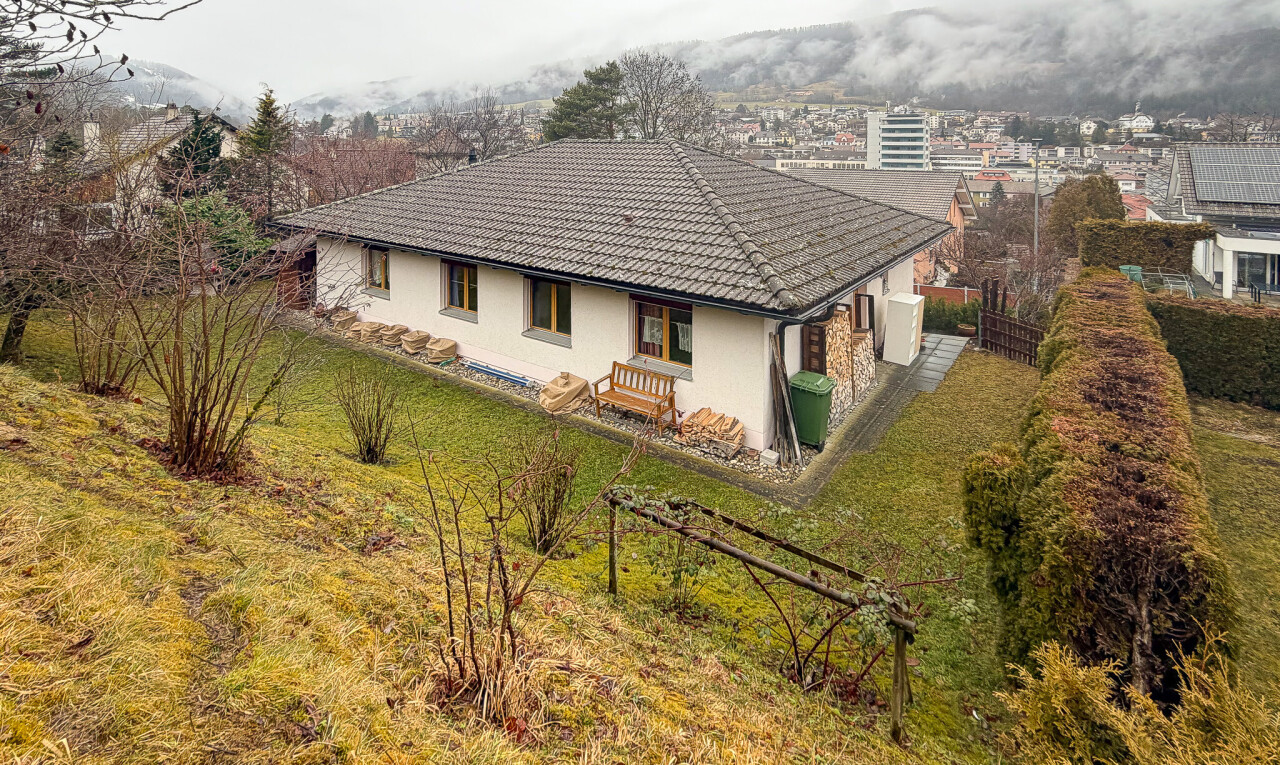façade avec bardage en stuc, overcast, property visible, pelouse, et cheminée