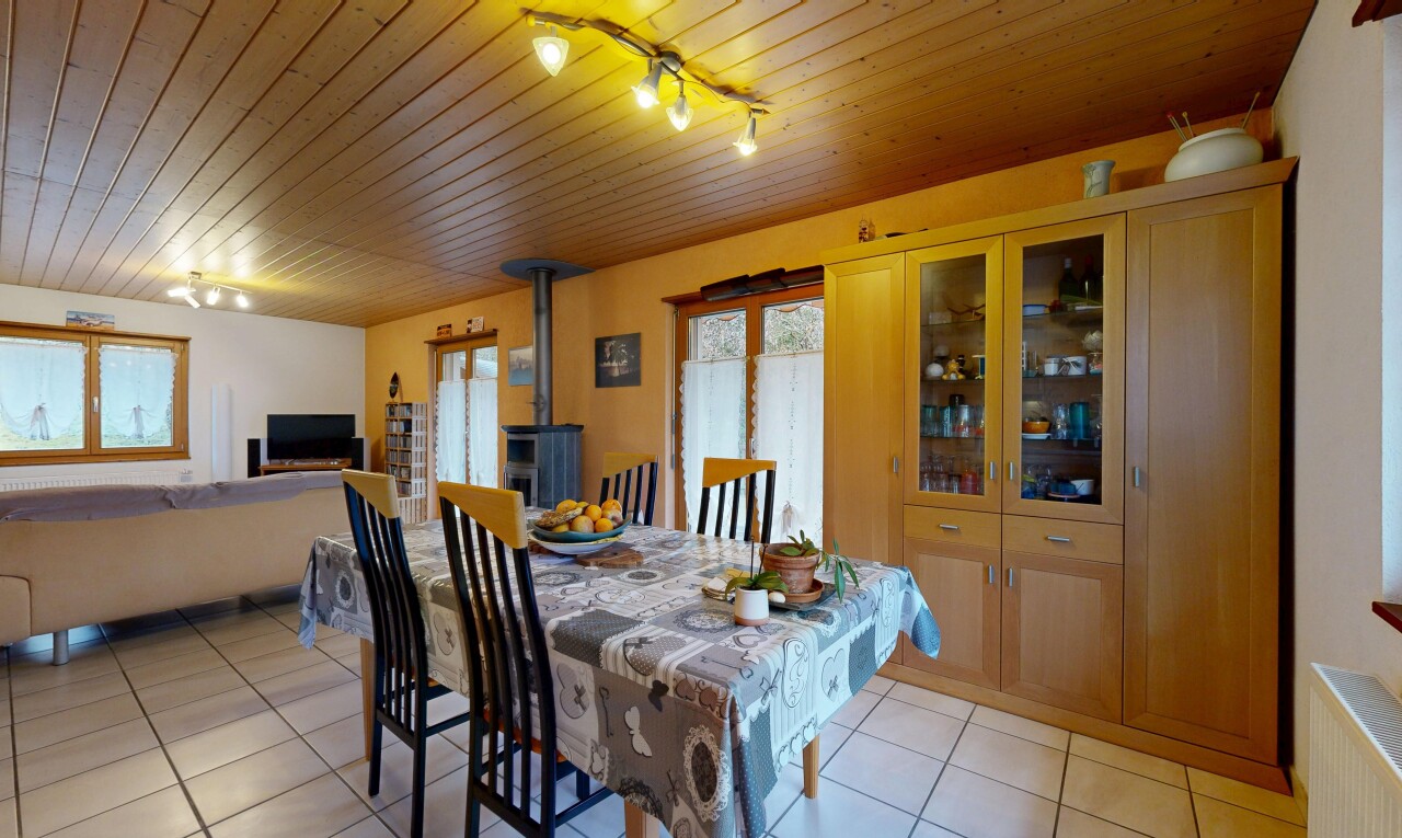salle à manger avec plafond en bois, wood ceiling, inside property, cloison sèche, et drywall