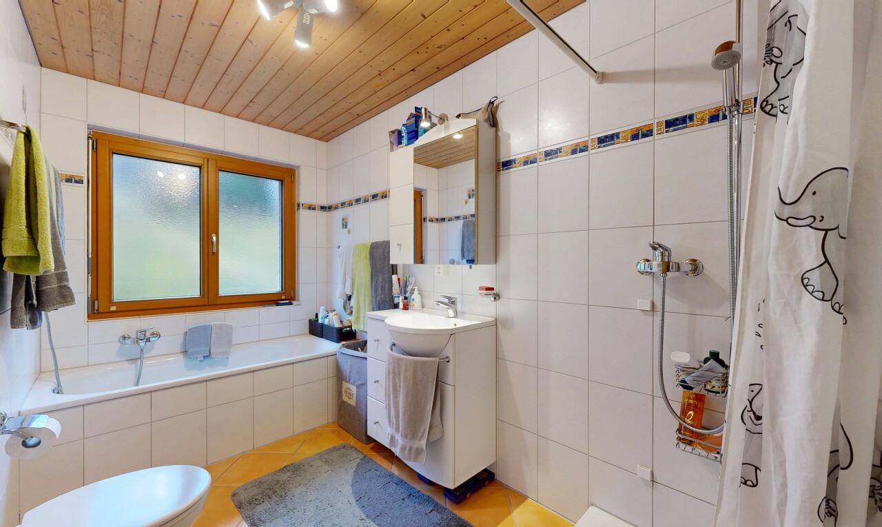 salle de bains avec salle de bain complète, mur en carrelage, tile wall, miroir, et inside property