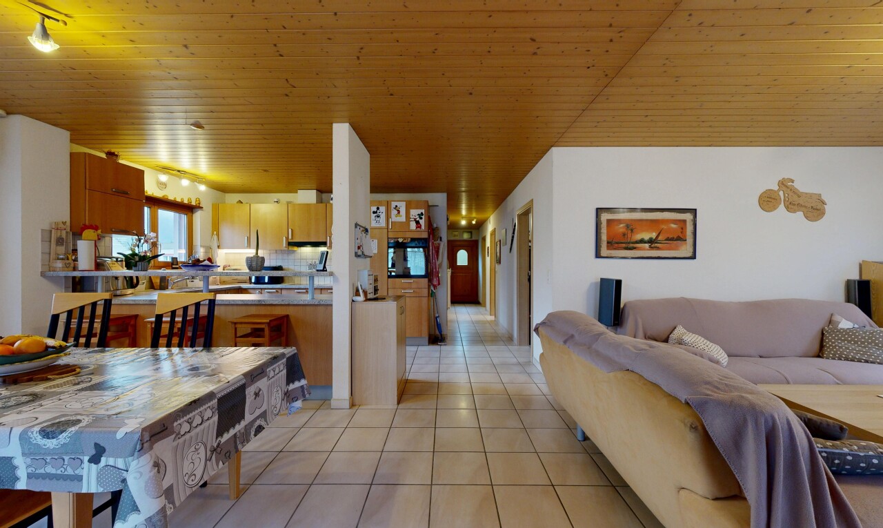 salon / salle à manger avec cloison sèche, drywall, inside property, sol en carrelage, et tile floor