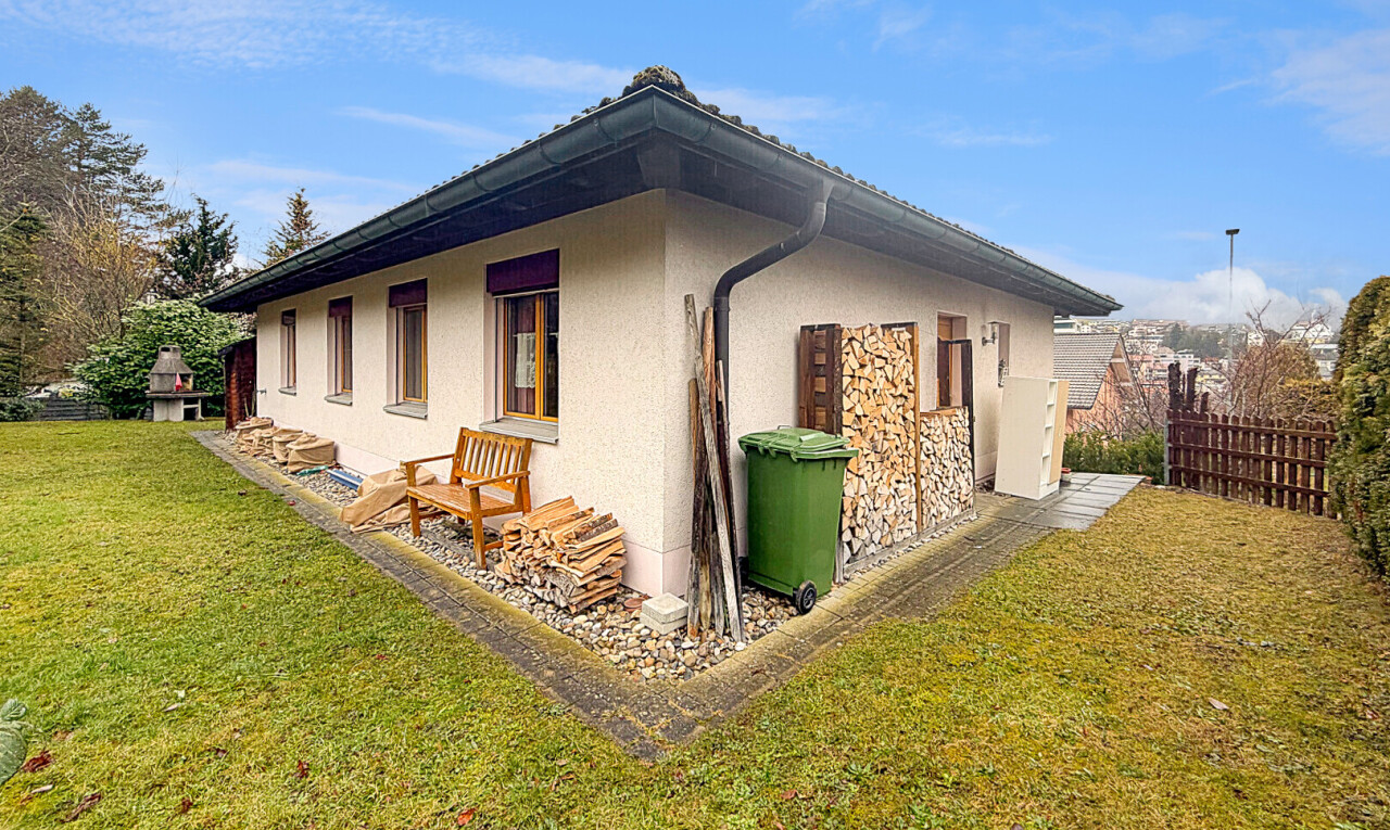 façade avec bardage en stuc, from property, pelouse, clôture, et day time