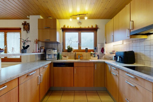 cuisine avec wood ceiling, plafond en bois, natural light, lumière naturelle, et light floor