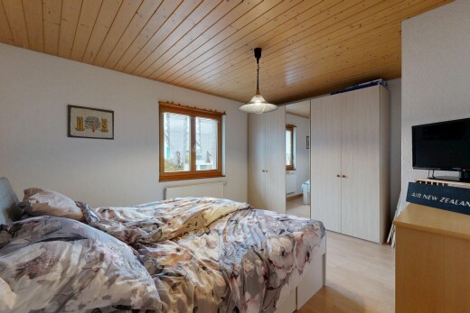 chambre avec lumière naturelle, natural light, plafond en bois, wood ceiling, et sol en finition bois