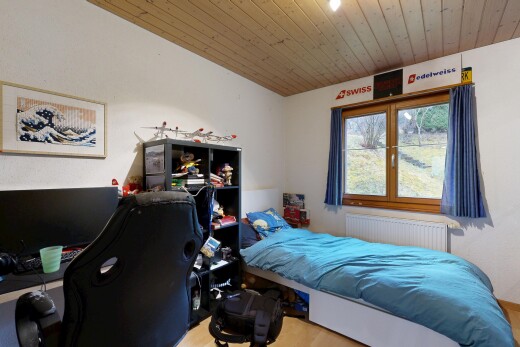 chambre avec plafond en bois, wood ceiling, espace bureau, radiateur, et inside property