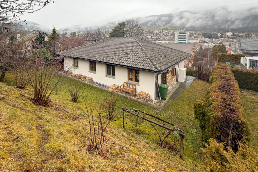 façade avec bardage en stuc, overcast, property visible, pelouse, et cheminée