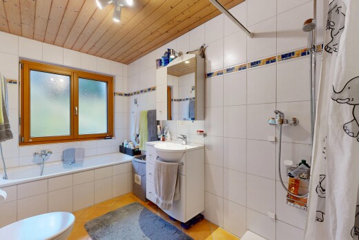 salle de bains avec salle de bain complète, mur en carrelage, tile wall, miroir, et inside property