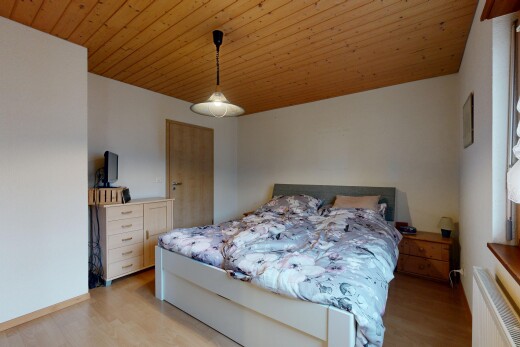 chambre avec inside property, radiateur, cloison sèche, drywall, et plafond en bois