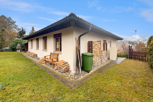 façade avec bardage en stuc, from property, pelouse, clôture, et day time