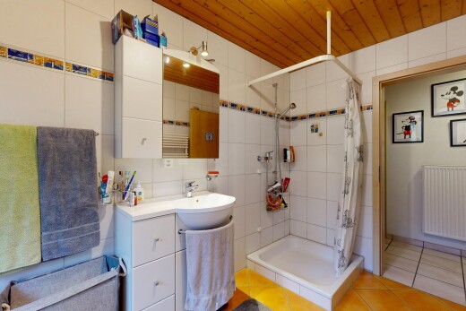 salle de bains avec salle de bain complète, inside property, douche, mur en carrelage, et tile wall