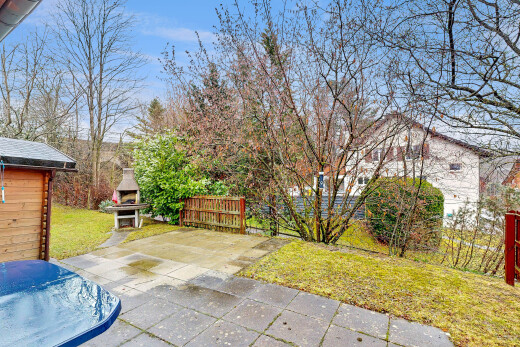 jardin avec day time, pelouse, from property, et clôture