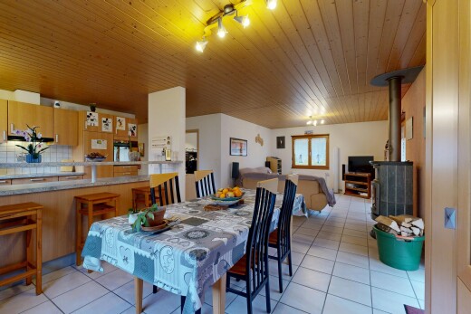 salle à manger avec track lighting, éclairage sur rail, tile floor, sol en carrelage, et inside property