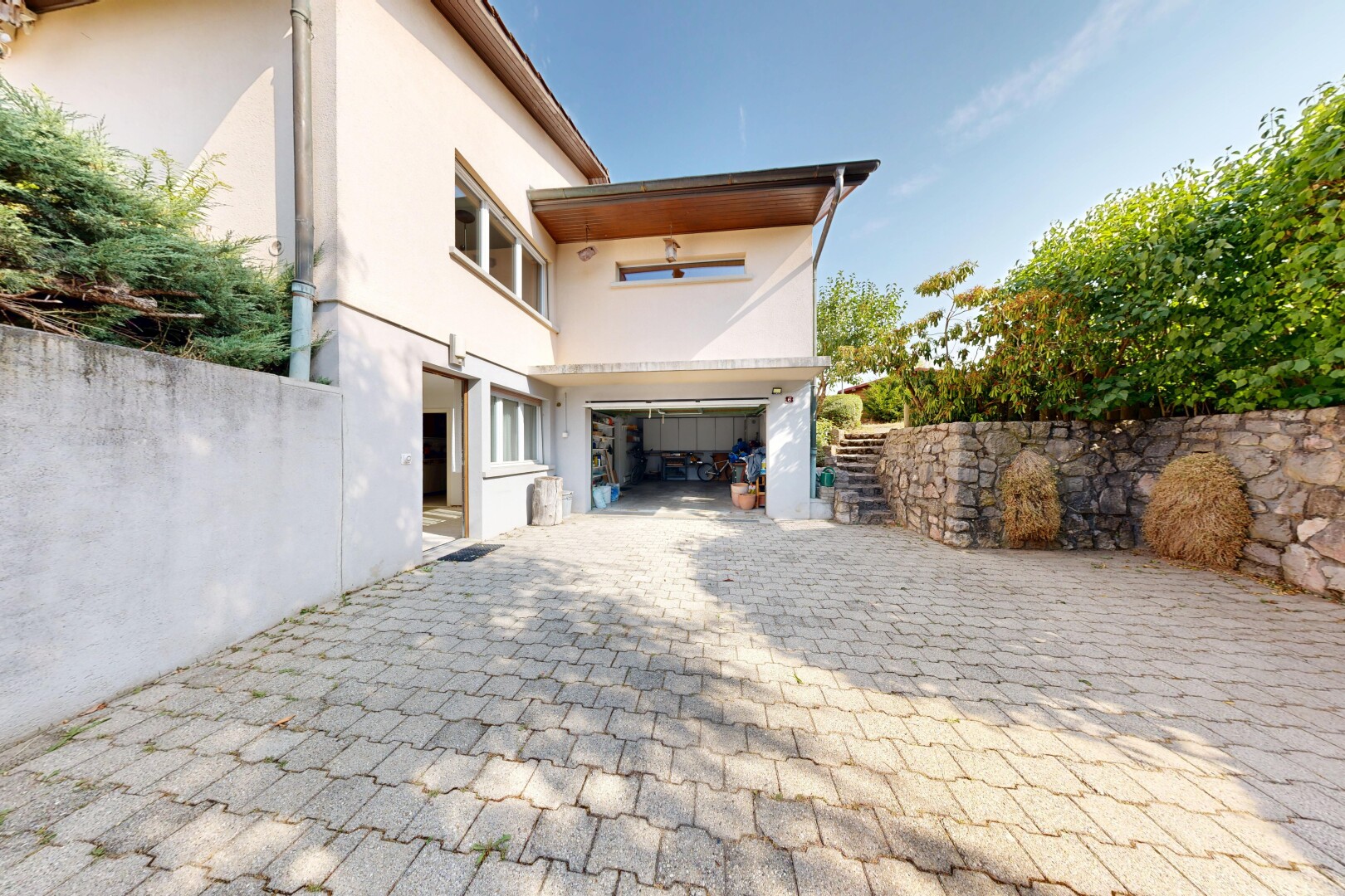 façade avec property visible, garage intégré, day time, allée, et clôture