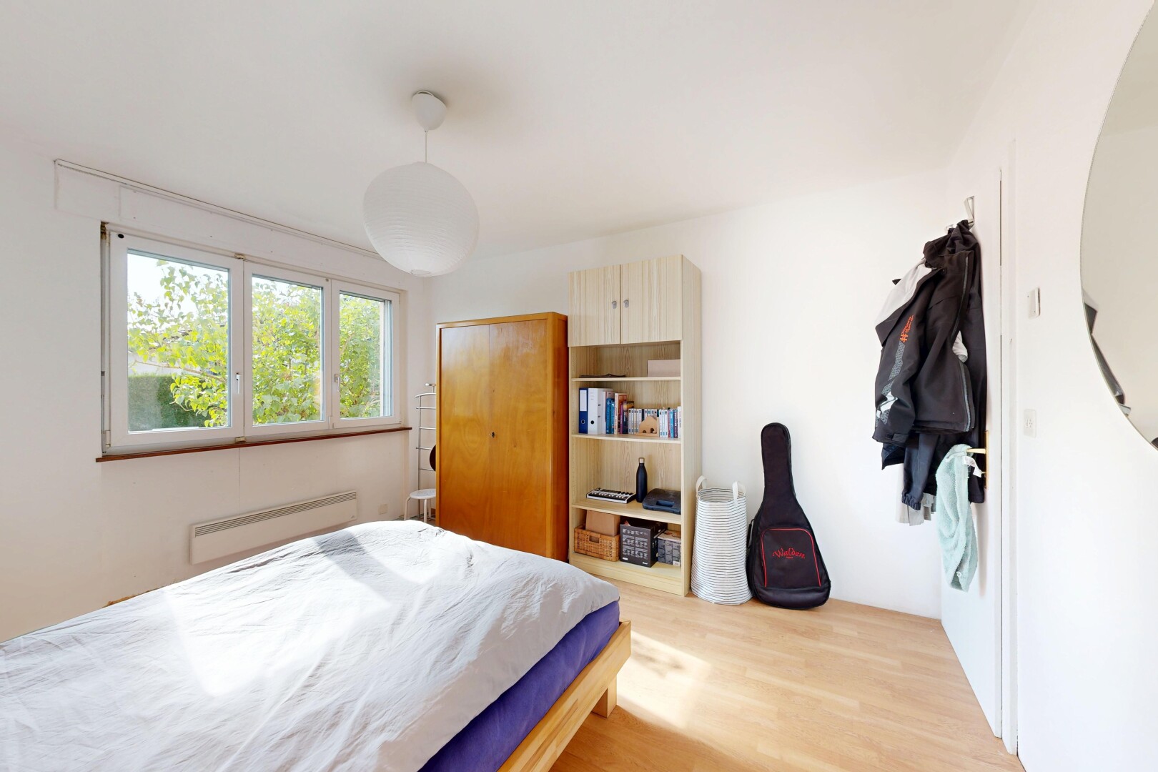 chambre avec sol en finition bois, wood finish floor, placard, cloison sèche, et drywall