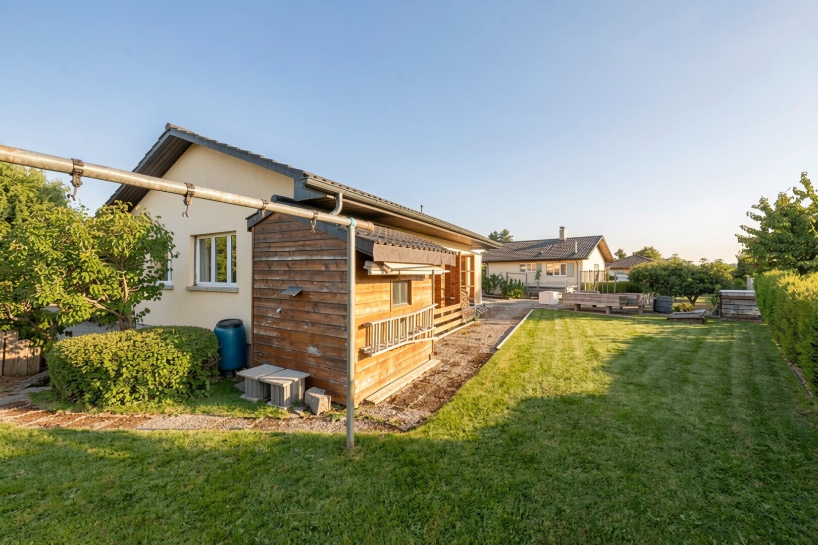 façade avec pelouse, property visible, from property, et bardage horizontal
