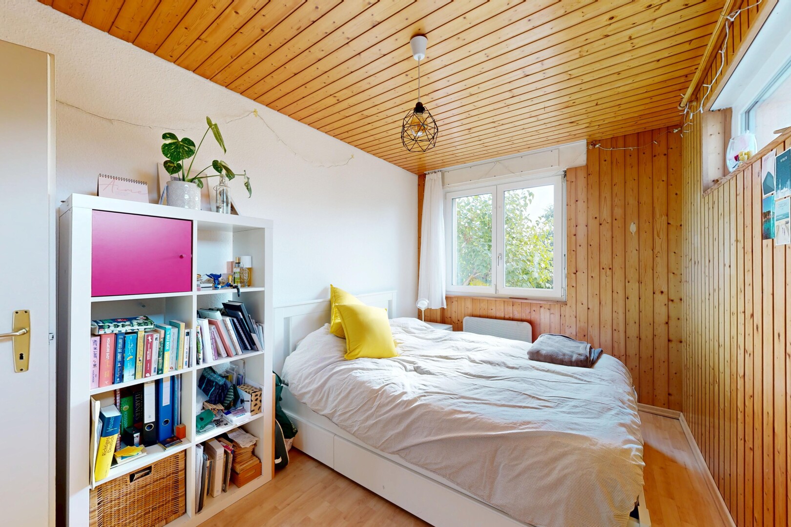 chambre avec plafond en bois, wood ceiling, mur en bois, wood wall, et dated wood wall