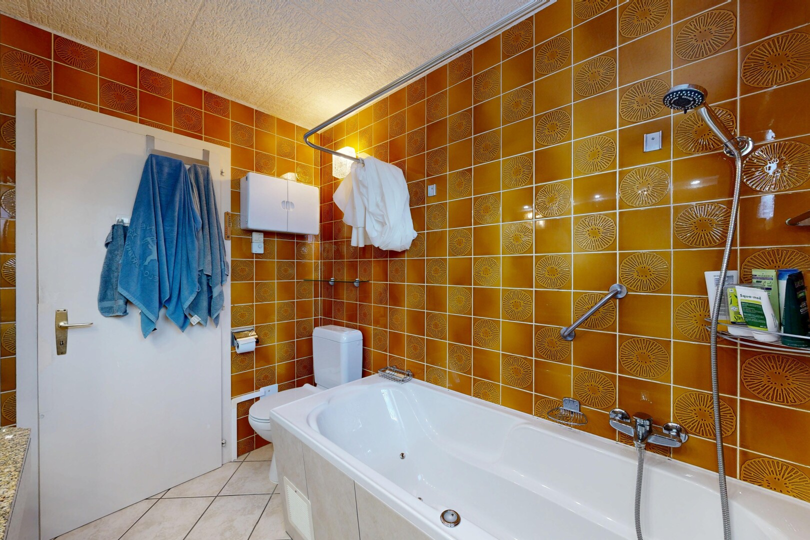 salle de bains avec tile wall, mur en carrelage, salle de bain complète, light floor, et tile floor