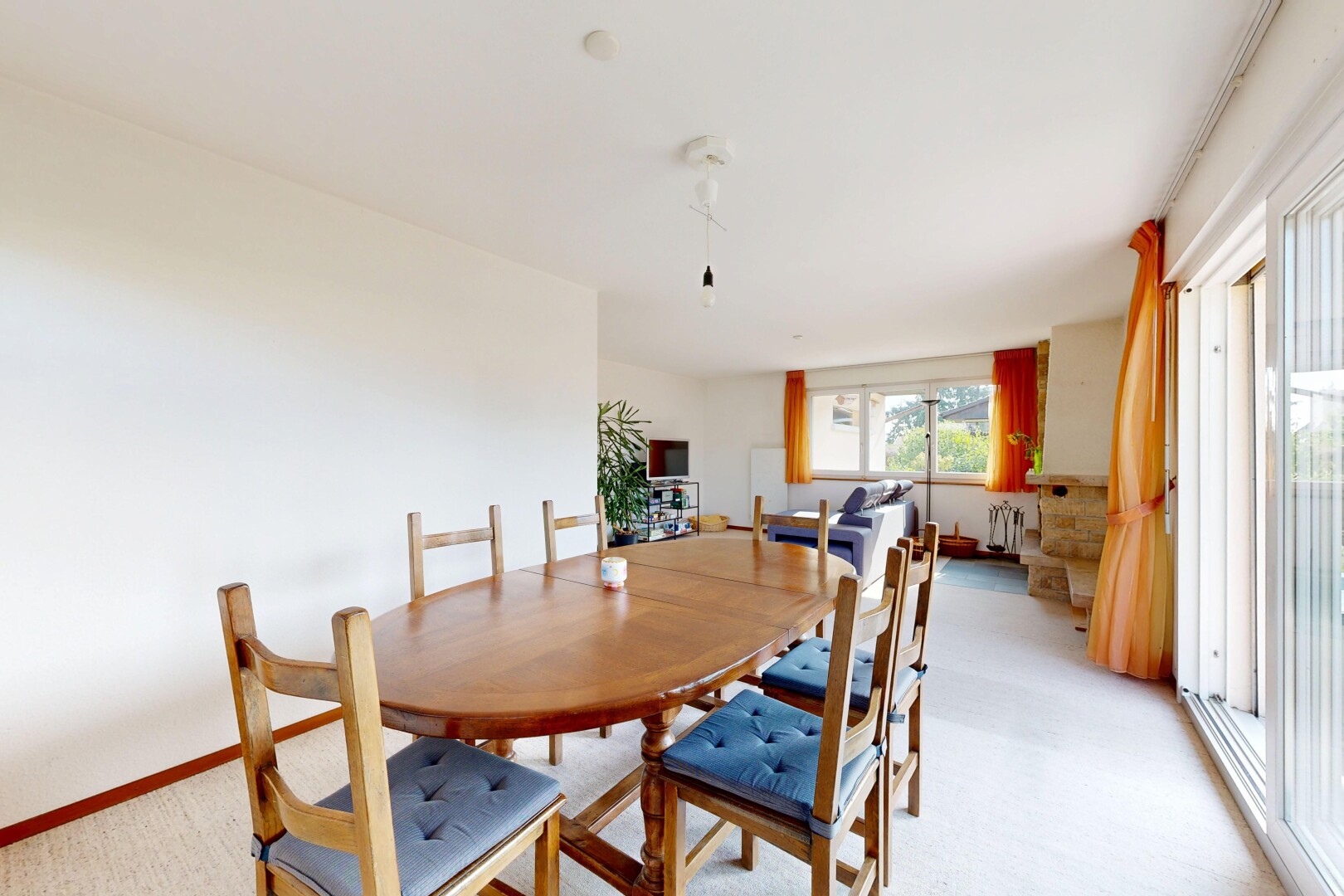 salle à manger avec drywall, cloison sèche, carpet, moquette, et inside property