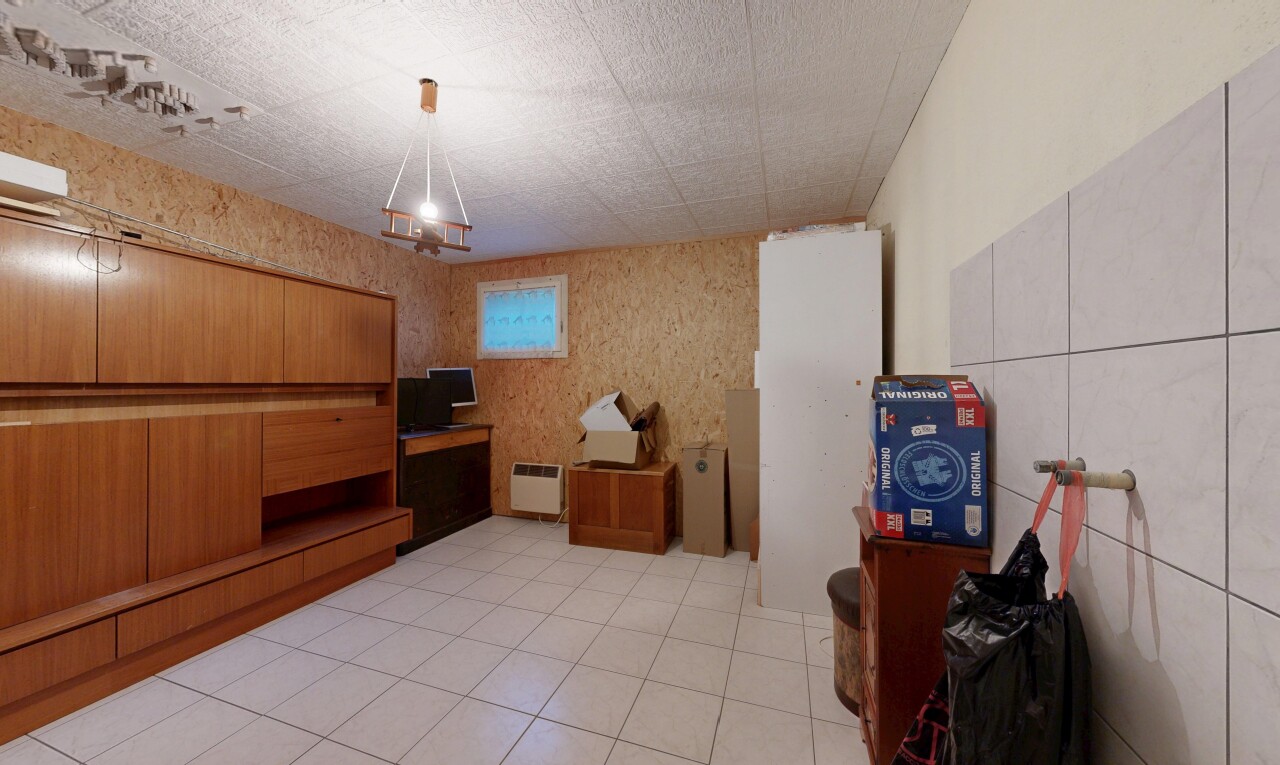 espace intérieur avec lumière naturelle, tile floor, sol en carrelage, et light floor