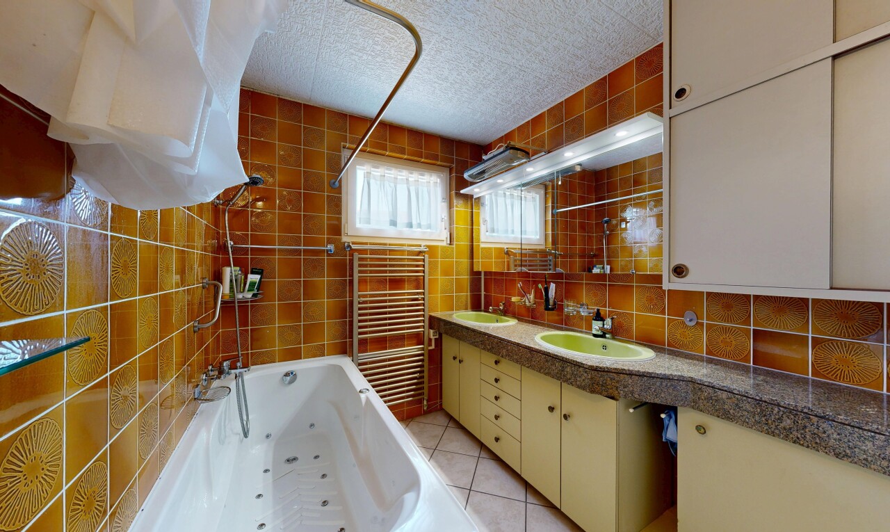 salle de bains avec salle de bain complète, double vasque, sol en carrelage, tile floor, et plafond texturé