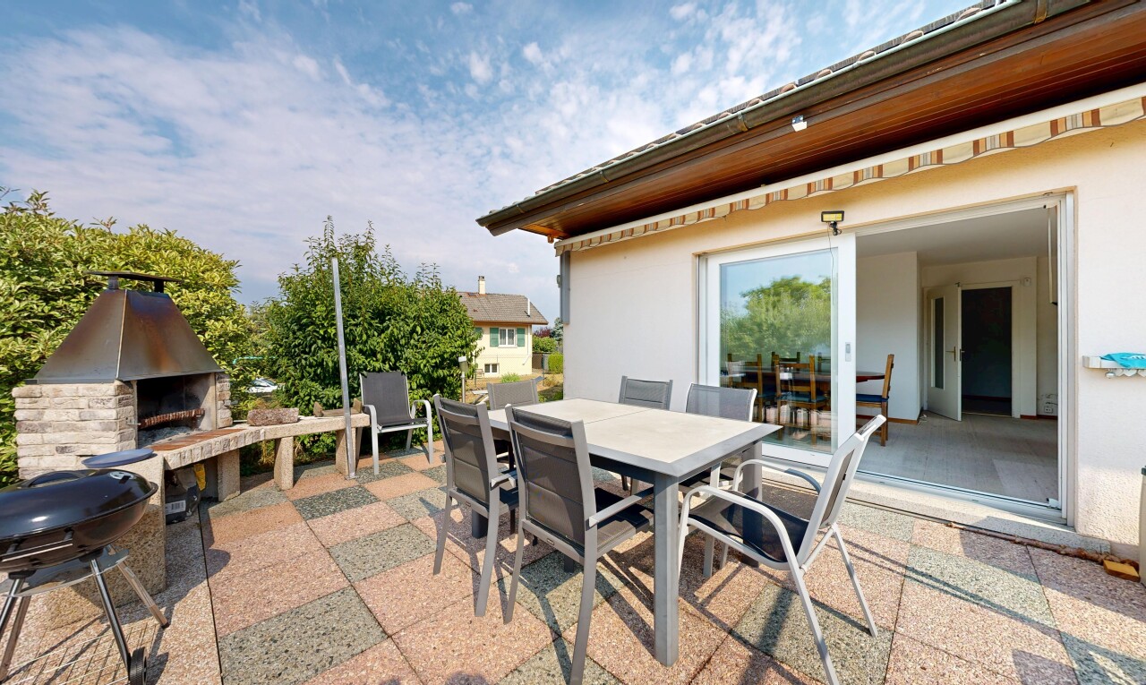 terrasse avec coin repas extérieur, terrasse, cheminée, from property, et day time