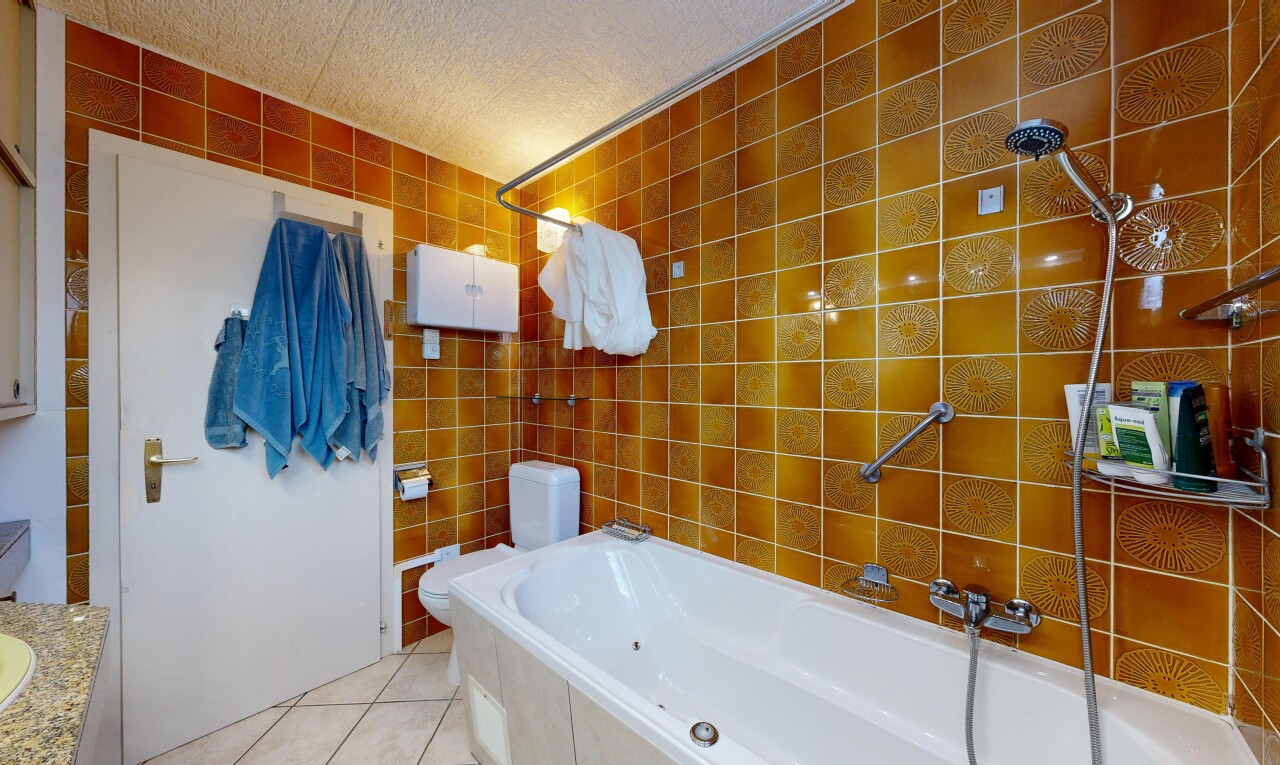 salle de bains avec tile wall, mur en carrelage, salle de bain complète, light floor, et tile floor