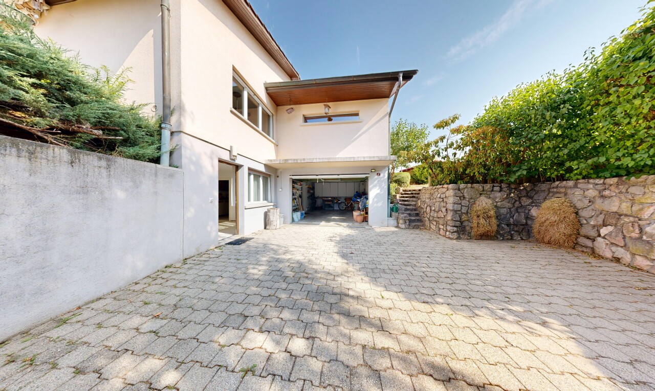 façade avec property visible, garage intégré, day time, allée, et clôture