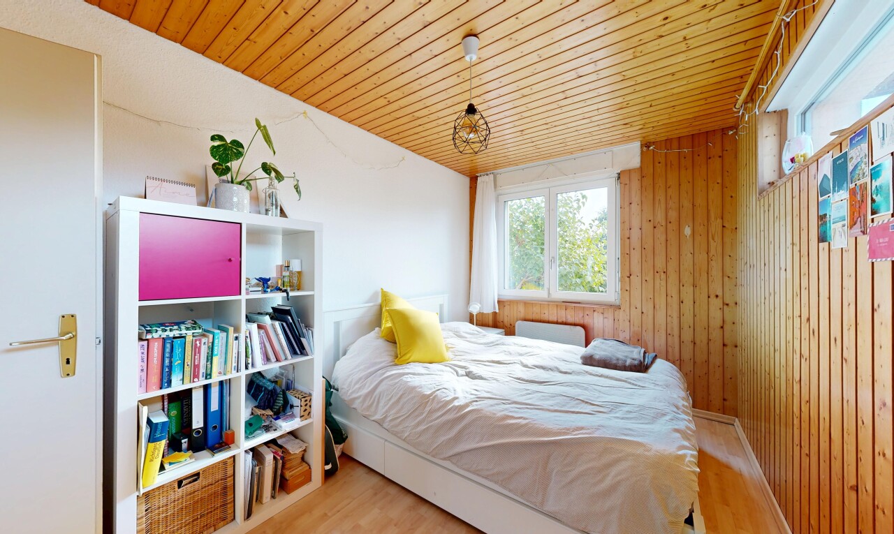 chambre avec plafond en bois, wood ceiling, mur en bois, wood wall, et dated wood wall