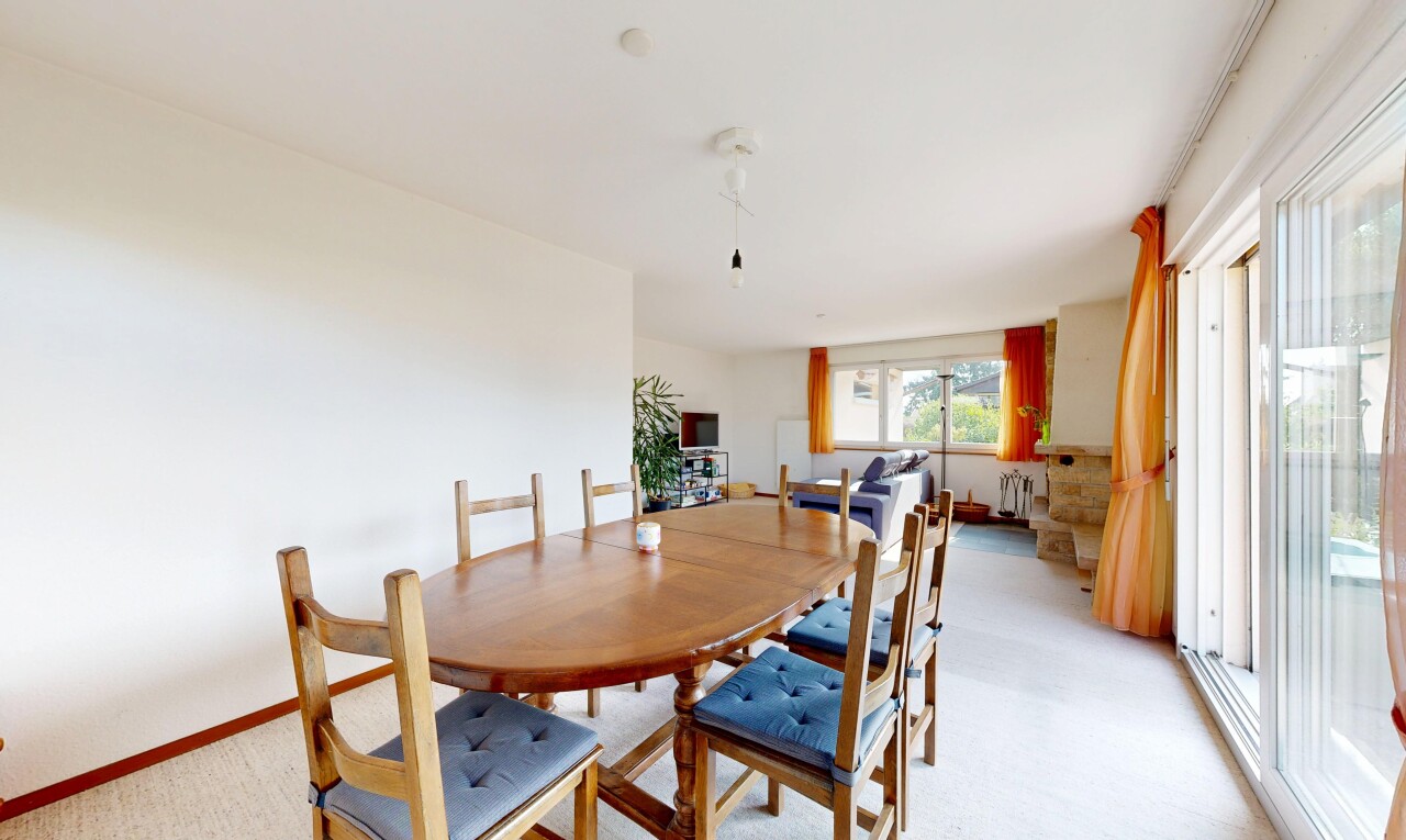 salle à manger avec drywall, cloison sèche, carpet, moquette, et inside property