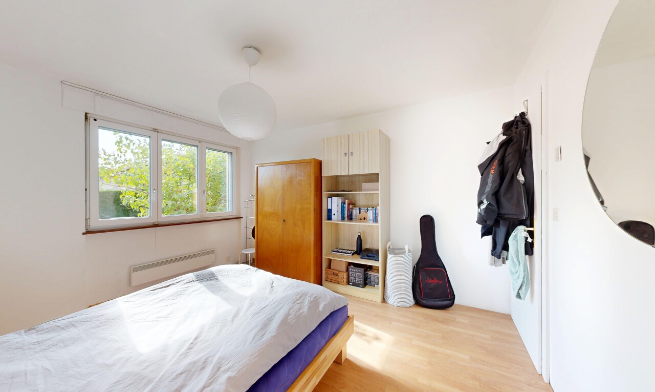 chambre avec sol en finition bois, wood finish floor, placard, cloison sèche, et drywall