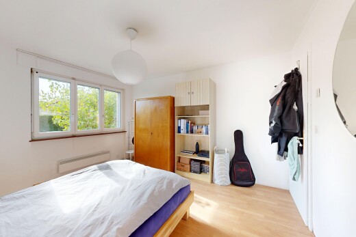chambre avec sol en finition bois, wood finish floor, placard, cloison sèche, et drywall