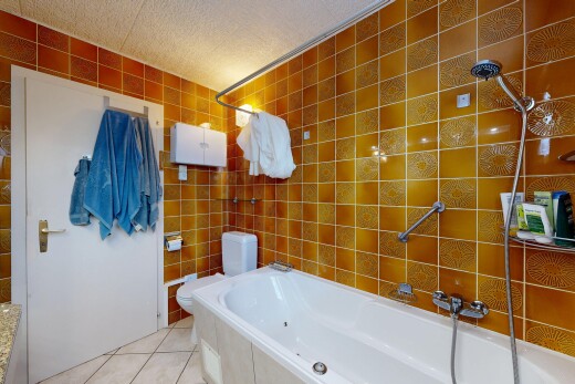 bad mit tile wall, fliesenwand, komplettes badezimmer, light floor, und tile floor