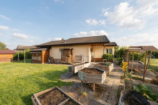 façade avec jardin, toit en tuiles, terrasse, property visible, et day time