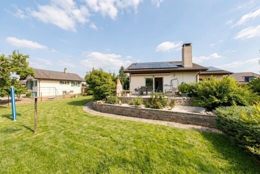 jardin avec panneaux solaires, pelouse, property visible, day time, et terrasse