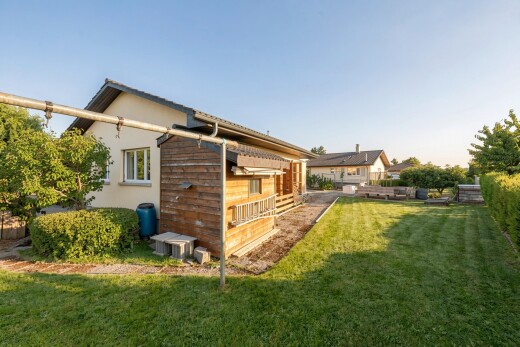 außenansicht mit rasen, property visible, from property, und horizontale verkleidung