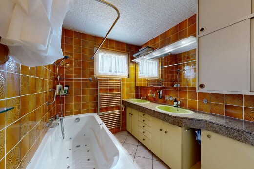 bad mit komplettes badezimmer, doppelwaschtisch, fliesenboden, tile floor, und spritzputz decke