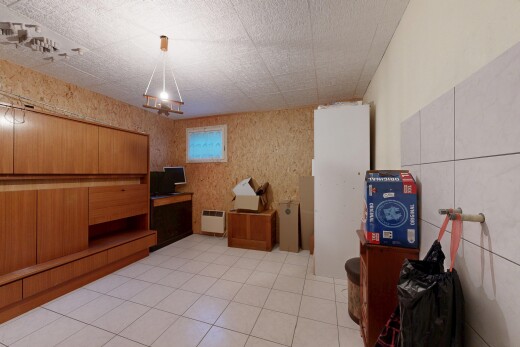 espace intérieur avec lumière naturelle, tile floor, sol en carrelage, et light floor