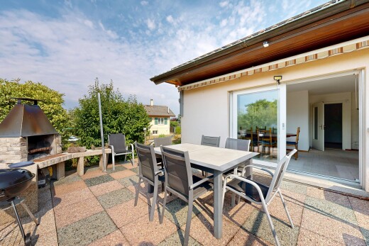terrasse avec coin repas extérieur, terrasse, cheminée, from property, et day time