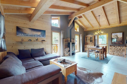 wohn- / esszimmer mit vaulted ceiling, dachschräge, inside property, wood wall, und holzwand
