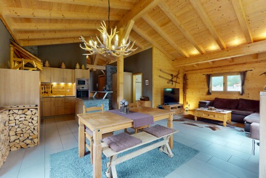 wohnzimmer mit wood ceiling, holzdecke, beamed ceiling, balkendecke, und natural light