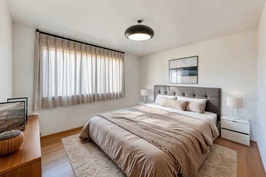 zimmer / schlafzimmer mit natural light, natürliches licht, drywall, gipskartonwand, und inside property