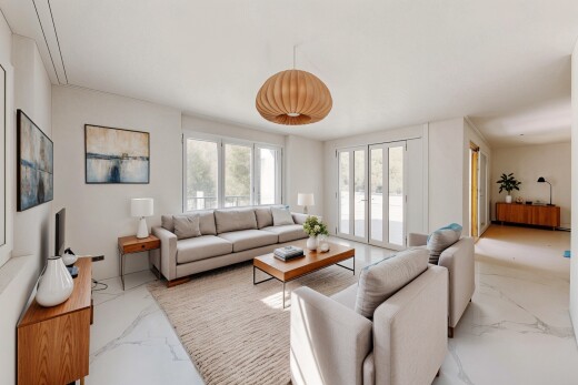 wohnzimmer mit marble finish floor, marmorboden, natural light, natürliches licht, und drywall