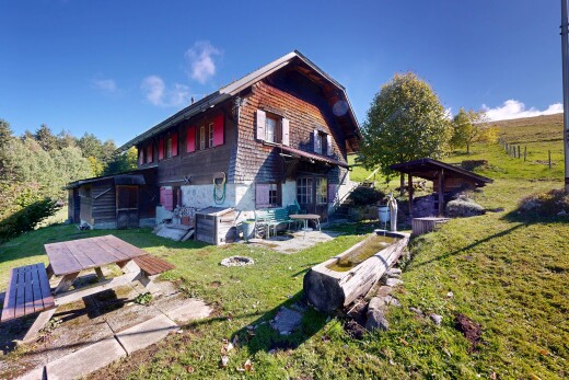 façade avec terrasse, property visible, pelouse, et day time
