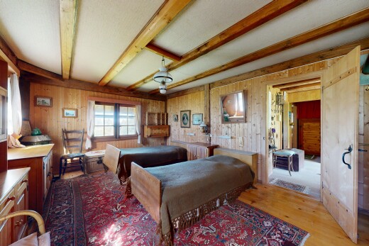 chambre avec wood wall, mur en bois, wood finish floor, sol en finition bois, et natural light