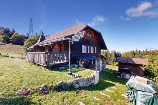 façade avec vue sur les lignes à haute tension, high tension power lines view, day time, pelouse, et power lines view