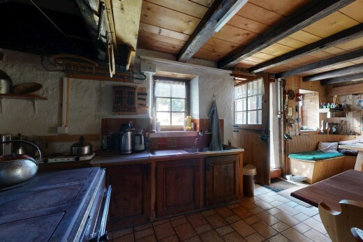 cuisine avec armoires élevées, inside property, beamed ceiling, plafond à poutres, et étagères ouvertes