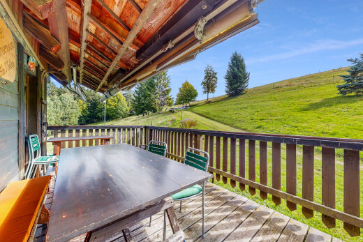 terrasse avec terrasse, from property, coin repas extérieur, pelouse, et day time