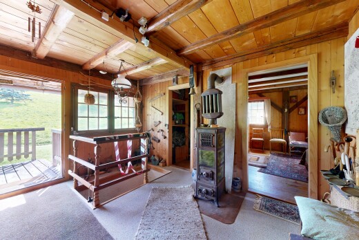 salle à manger avec wood wall, mur en bois, inside property, beamed ceiling, et plafond à poutres
