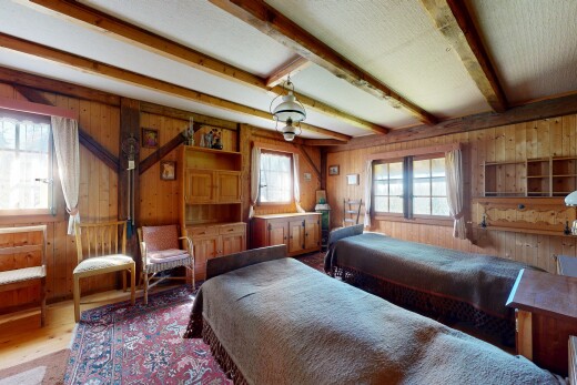 chambre avec wood wall, mur en bois, natural light, lumière naturelle, et inside property